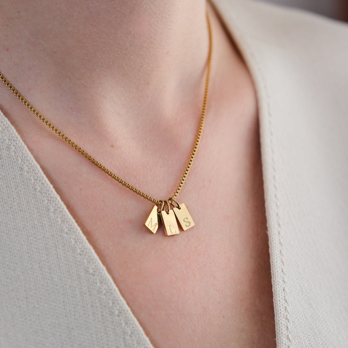 Collier initiale avec étiquette