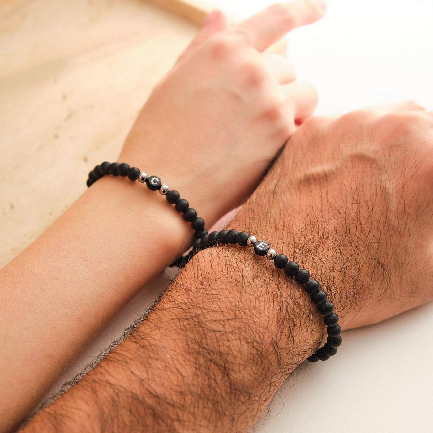 Initial Partnerarmband mit schwarzen Perlen - OTANTO