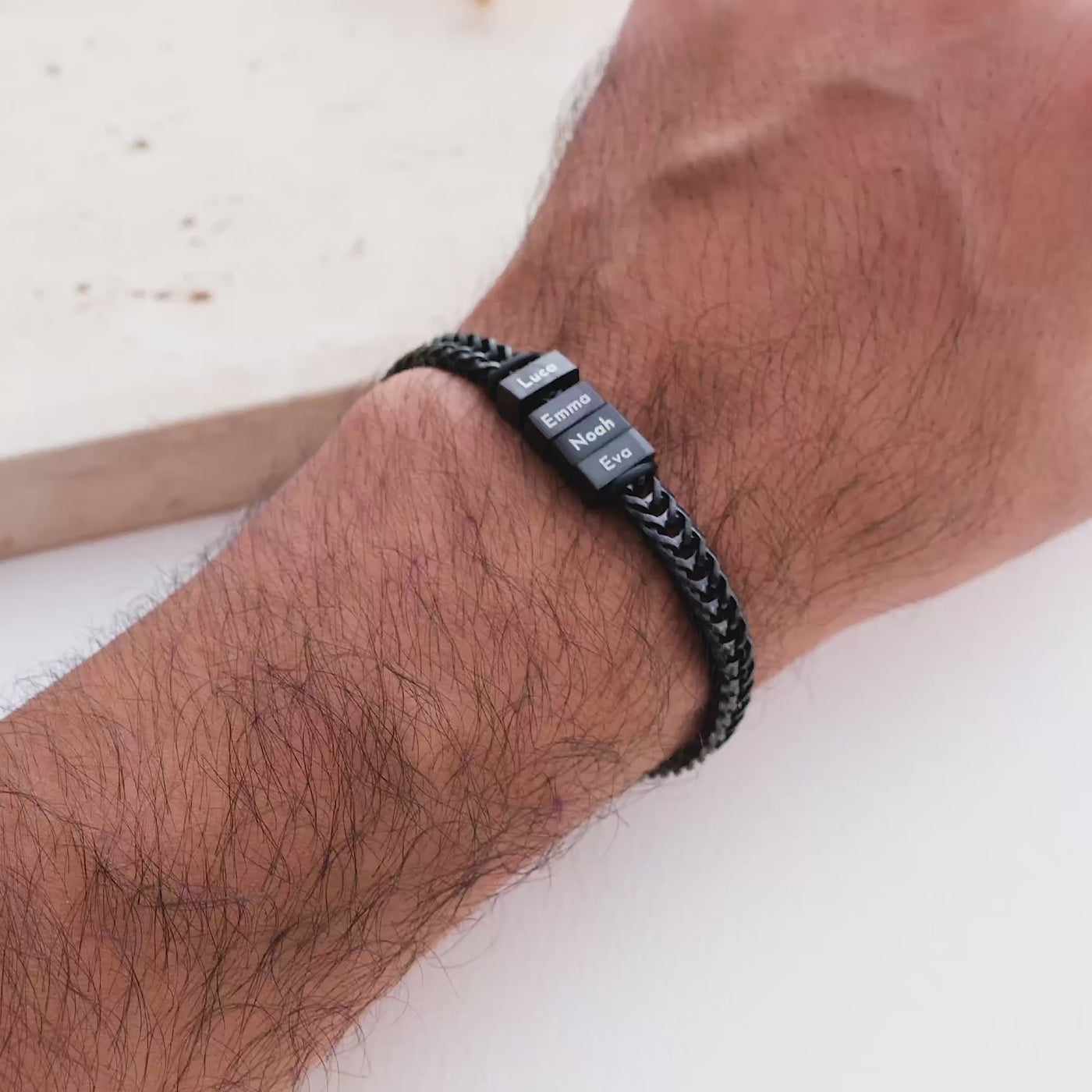 Retro armband with engraved black beads