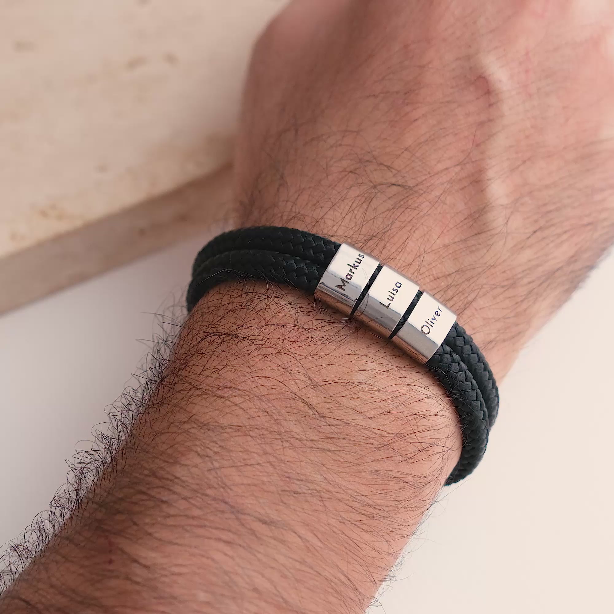 Bracelet en corde de voile noire avec gravure sur anneau